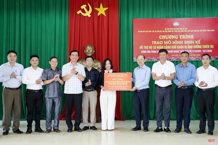 Đồng chí Nguyễn Hồng Lĩnh - Phó Bí thư Thường trực Tỉnh ủy, Chủ tịch HĐND tỉnh trao biểu trưng hỗ trợ 108 mô hình sinh kế cho các xã.