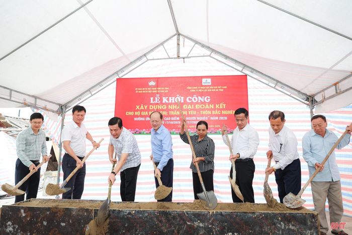 Các đại biểu tiến hành nghi thức động thổ xây dựng công trình.