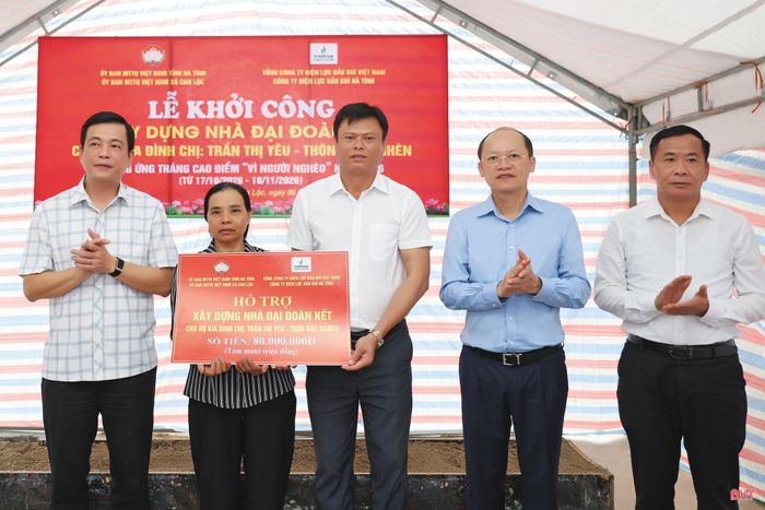 Đồng chí Nguyễn Hồng Lĩnh - Phó Bí thư Thường trực Tỉnh ủy, Chủ tịch HĐND tỉnh và lãnh đạo tỉnh, lãnh đạo địa phương trao biểu trưng hỗ trợ xây dựng nhà đại đoàn kết và trao quà cho gia đình bà Trần Thị Yêu.