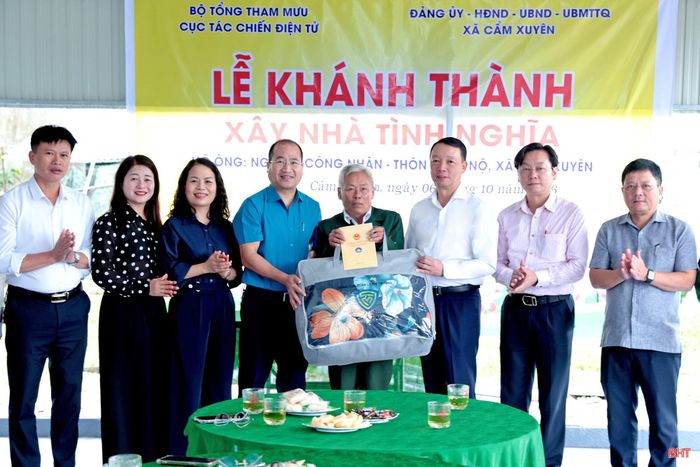  Việc hỗ trợ xây dựng nhà tình nghĩa cho gia đình ông Nguyễn Công Nhân là hoạt động thiết thực, thể hiện sự quan tâm của cấp ủy, chính quyền, Ủy ban MTTQ và các tổ chức, cá nhân đối với công tác an sinh xã hội. Đồng thời, tiếp tục lan tỏa tinh thần đoàn kết, sẻ chia, huy động các nguồn lực xã hội chung tay chăm lo các hộ nghèo, cận nghèo, hộ có hoàn cảnh khó khăn, người có công với cách mạng. Trong ảnh: Đồng chí Phan Thiên Định – Phó Bí thư Tỉnh ủy, Chủ tịch UBND tỉnh cùng lãnh đạo các ban, ngành cấp tỉnh và chính quyền địa phương trao quà cho ông Nguyễn Công Nhân nhân dịp khánh thành nhà. 
