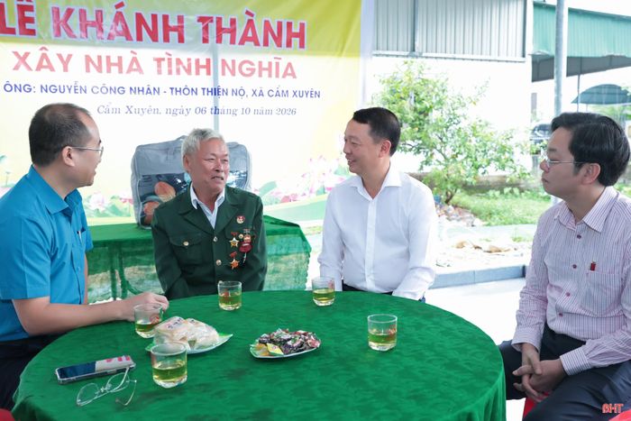  Căn nhà mới của gia đình ông Nhân có giá trị gần 400 triệu đồng, trong đó, chính quyền xã Cẩm Xuyên hỗ trợ 80 triệu đồng, số tiền còn lại huy động từ các đơn vị, cá nhân hảo tâm và ngày công xây dựng của người dân địa phương. Trong ảnh: Đồng chí Phan Thiên Định – Phó Bí thư Tỉnh ủy, Chủ tịch UBND tỉnh cùng các thành viên trong đoàn trò chuyện với ông Nguyễn Công Nhân. 