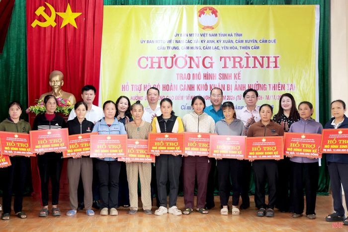 Đồng chí Phan Thiên Định – Phó Bí thư Tỉnh ủy, Chủ tịch UBND tỉnh cùng lãnh đạo các ban, ngành cấp tỉnh và đại diện chính quyền địa phương trao biểu trưng hỗ trợ 12 mô hình sinh kế bò sinh sản cho các hộ dân ở xã Cẩm Xuyên.
