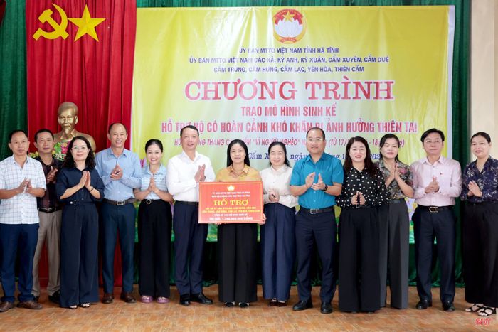 Tại chương trình, đồng chí Phan Thiên Định – Phó Bí thư Tỉnh ủy, Chủ tịch UBND tỉnh cùng lãnh đạo các ban, ngành cấp tỉnh đã trao biểu trưng hỗ trợ 104 mô hình sinh kế với tổng số tiền gần 1,3 tỷ đồng cho 9 xã, gồm: Kỳ Anh, Cẩm Xuyên, Kỳ Xuân, Cẩm Duệ, Cẩm Trung, Cẩm Hưng, Cẩm Lạc, Yên Hòa và Thiên Cầm.