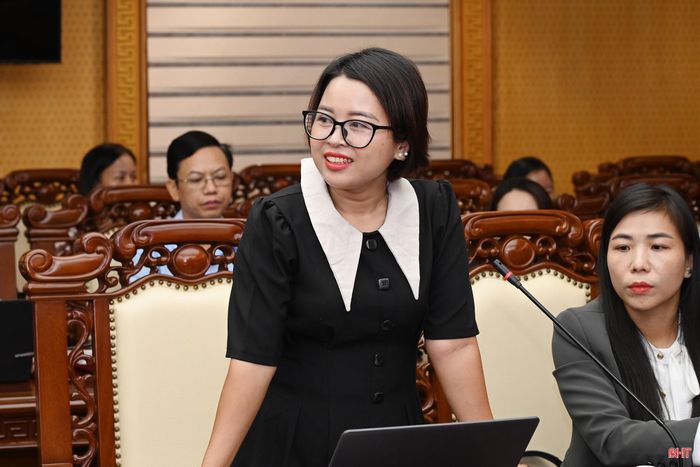 Các nhà báo trao đổi tại hội nghị.