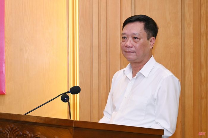 Giám đốc Sở Y tế Nguyễn Minh Đức báo cáo tình hình, kết quả công tác khám sức khỏe định kỳ miễn phí cho người dân trên địa bàn tỉnh.