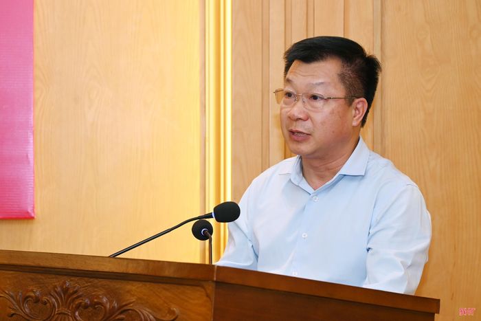 Phó Giám đốc Sở Nông nghiệp và Môi trường Trần Hữu Khanh báo cáo các nội dung liên quan tại hội nghị.