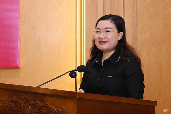 Phó Chủ tịch UBND tỉnh Nguyễn Thị Nguyệt báo cáo tình hình kinh tế - xã hội của tỉnh trong quý III năm 2026, nhiệm vụ trọng tâm thời gian tới.