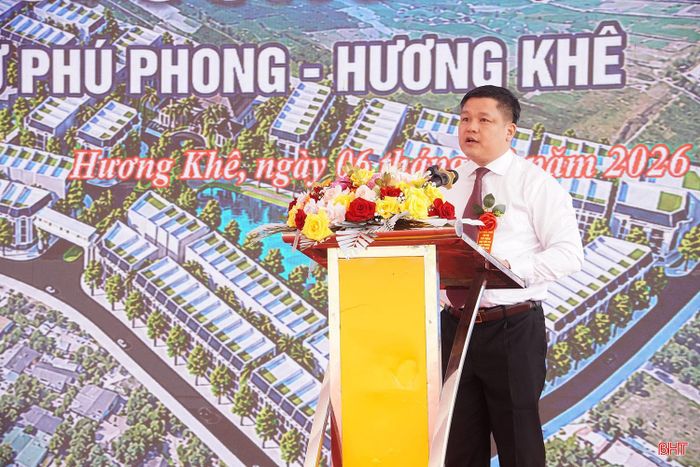 Chủ tịch UBND xã Hương Khê Trần Quốc Bảo phát biểu tại lễ khởi công.