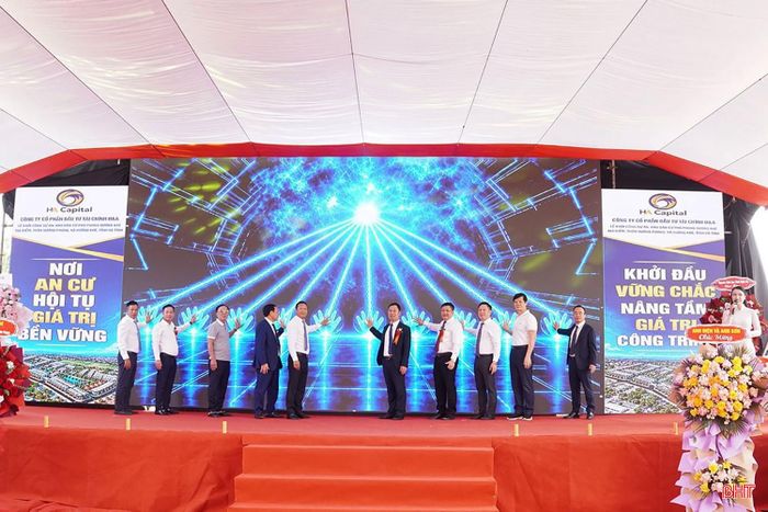 Đại biểu và nhà đầu tư tiến hành nghi thức động thổ khởi công xây dựng dự án.