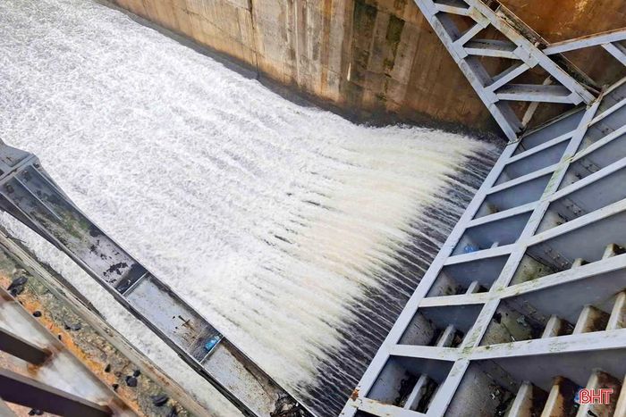 Hồ Bộc Nguyên đang được xả tràn điều tiết nước.