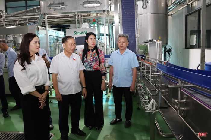 Đoàn khảo sát tại Công ty Cổ phần Tập đoàn Bia Rượu và Nước giải khát Sao Vàng.