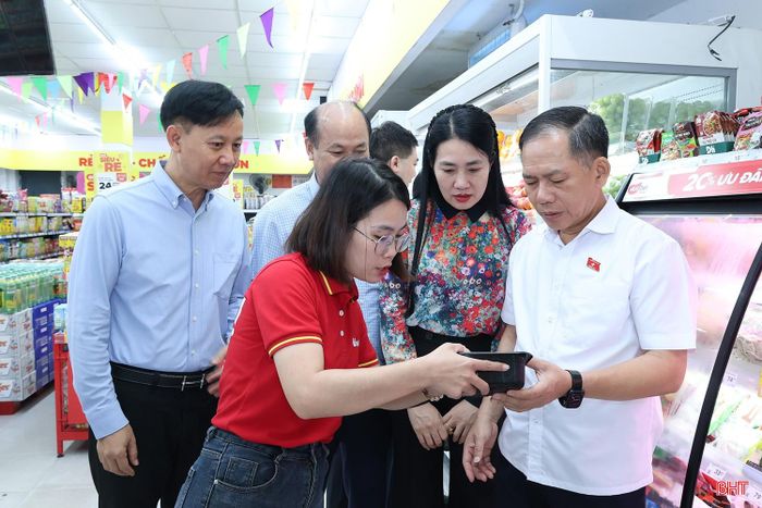 Đoàn khảo sát tại Cửa hàng Winmart + HTH 13.