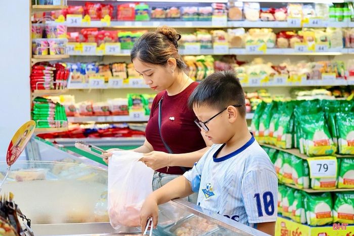 Tại WinMart Hà Tĩnh, các mặt hàng thiết yếu hằng ngày phục vụ đời sống được người tiêu dùng ưu tiên.