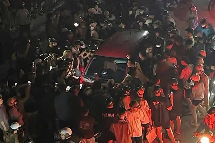 Rất đông người tập trung quanh một chiếc ô tô ở tỉnh Thái Nguyên để quay phim, livestream lên các nền tảng mạng xã hội. Ảnh: Internet