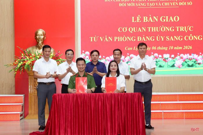 Tại buổi lễ, xã cũng đã ký kết, bàn giao cơ quan thường trực BCĐ chuyển đổi số từ Văn phòng Đảng ủy sang Công an xã.