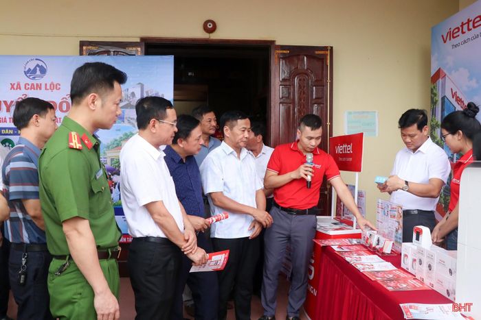 Đại biểu tham quan, nghe giới thiệu một số mô hình chuyển đổi số trên địa bàn.