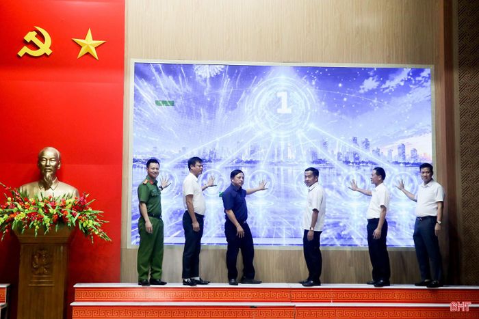 Các đại biểu ấn nút ra mắt các nền tảng và mô hình chuyển đổi số xã Can Lộc.