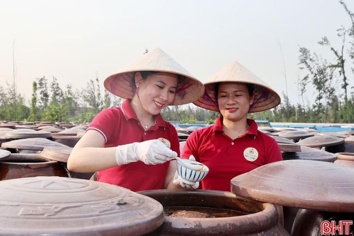 HTX Thu mua và Chế biến thủy hải sản Chiến Thắng hiện có khoảng 3.000 chùm sành và 50 bể năng lượng mặt trời.
