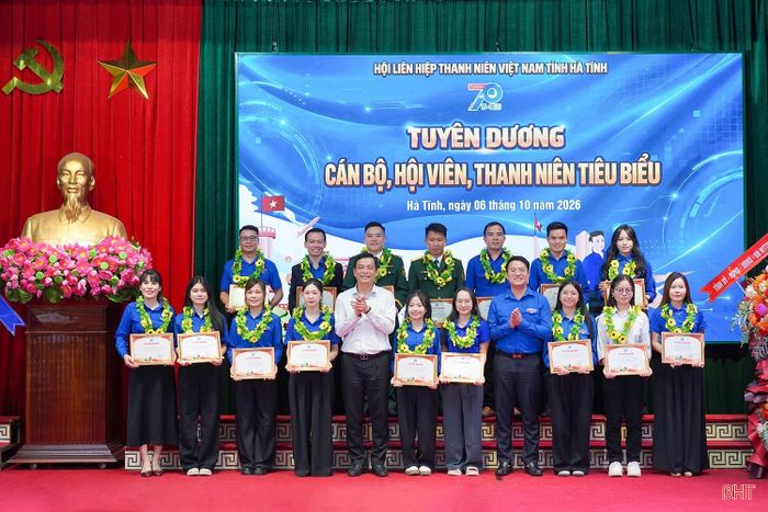 Chủ tịch Ủy ban MTTQ tỉnh Nguyễn Thành Đồng trao bằng tuyên dương cho cán bộ, hội viên, thanh niên, các CLB, tổ, đội, nhóm có thành tích xuất sắc.