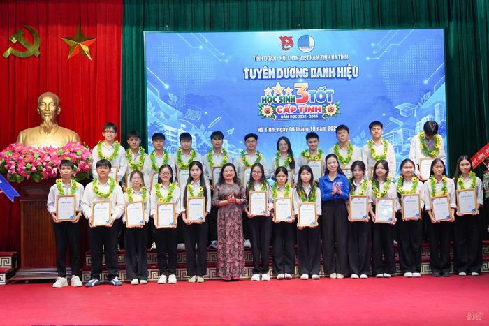Phó Chủ tịch UBND tỉnh Nguyễn Thị Nguyệt và Bí thư Tỉnh đoàn Nguyễn Ny Hương trao giấy chứng nhận cho cá nhân đạt danh hiệu “Học sinh 3 tốt”.
