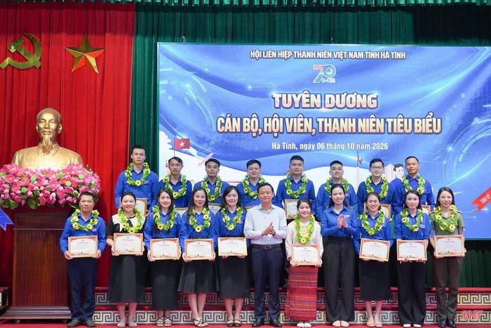 Trưởng ban Tuyên giáo Tỉnh ủy Hà Văn Hùng và Bí thư Tỉnh đoàn Nguyễn Ny Hương trao bằng tuyên dương cho cán bộ, hội viên, thanh niên có thành tích xuất sắc.