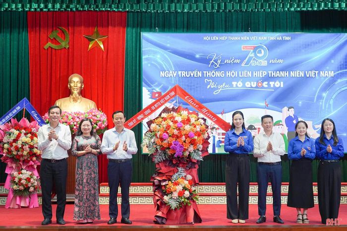 Lãnh đạo tỉnh tặng hoa chúc mừng Hội Liên hiệp Thanh niên Việt Nam tỉnh Hà Tĩnh.