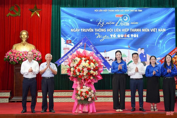 Các đồng chí cán bộ hội qua các thời kỳ tặng hoa chúc mừng Hội Liên hiệp Thanh niên Việt Nam tỉnh Hà Tĩnh.