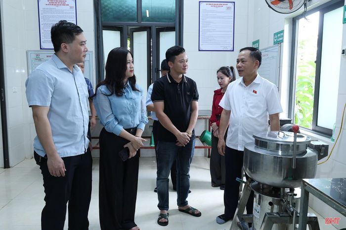 Đoàn khảo sát tại cơ sở sản xuất giò, chả, nem của hộ kinh doanh T&D Thành Duẩn.