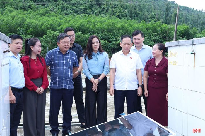 Đoàn khảo sát tại Hợp tác xã Thu mua, chế biến thủy hải sản Phú Khương.