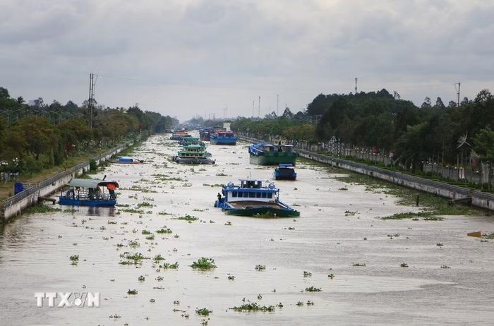 Bảo vệ nguồn nước là không thể chỉ nhìn sông, kênh, rạch dưới góc độ một công trình thủy lợi hay một tuyến giao thông, mà đó là những tài sản tự nhiên cần được gìn giữ. (Ảnh: Duy Khương/TTXVN)