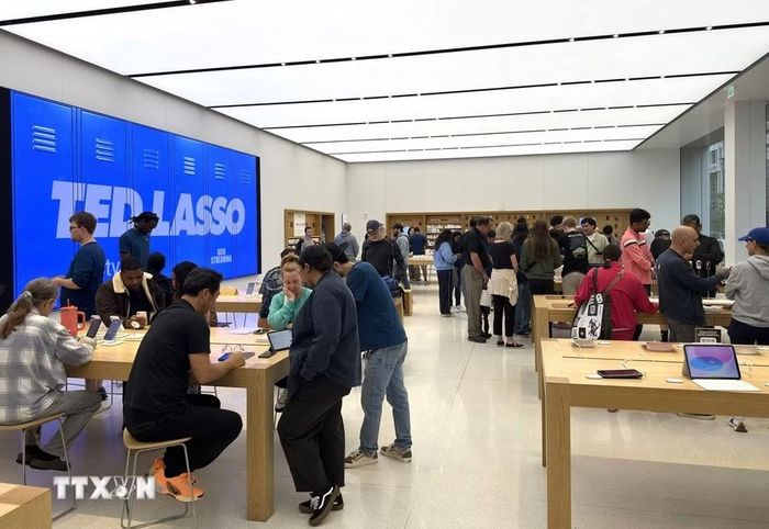 Người tiêu dùng Mỹ tìm hiểu các mẫu sản phẩm mới của Apple tại một cửa hàng ở bang Virginia ngày 4/10/2026. (Ảnh: Ngọc Quang/TTXVN)