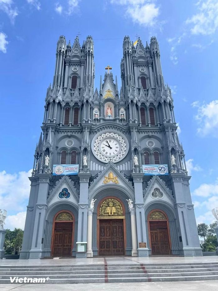 Điểm nổi bật nhất của Nhà thờ Bác Trạch là phong cách kiến trúc Gothic châu Âu. (Ảnh: Khánh Vân/Vietnam+)