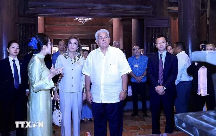 Tổng thống Cộng hòa Panama José Raúl Mulino và Phu nhân thăm khu thờ Chu Văn An tại Văn Miếu-Quốc Tử Giám. (Ảnh: Tuấn Anh/TTXVN)