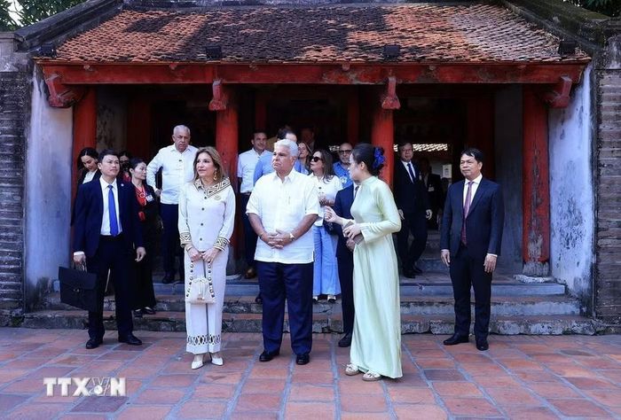 Hướng dẫn viên giới thiệu về Văn Miếu-Quốc Tử Giám với Tổng thống Cộng hòa Panama José Raúl Mulino và Phu nhân. (Ảnh: Tuấn Anh/TTXVN)
