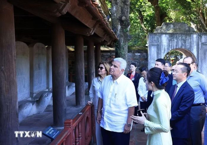 Tổng thống Cộng hòa Panama José Raúl Mulino và Phu nhân nghe giới thiệu về bia tiến sỹ. (Ảnh: Tuấn Anh/TTXVN)