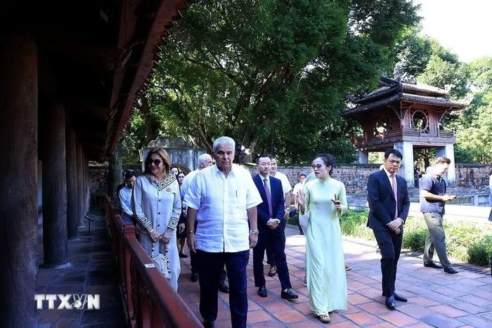 Tổng thống Cộng hòa Panama José Raúl Mulino và Phu nhân thăm Văn Miếu-Quốc Tử Giám sáng 6/10. (Ảnh: Tuấn Anh/TTXVN)