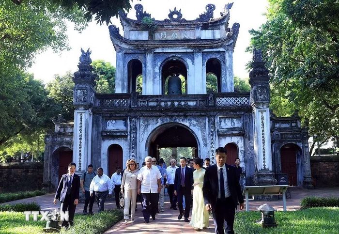 Tổng thống Cộng hòa Panama José Raúl Mulino và Phu nhân thăm Văn Miếu-Quốc Tử Giám sáng 6/10. (Ảnh: Tuấn Anh/TTXVN)
