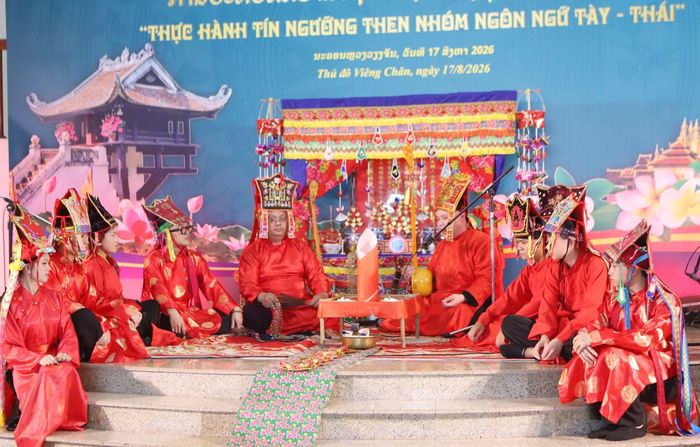 Từ ngày 17-19/8/2026 tại trụ sở Trung tâm Văn hóa Việt Nam tại Lào ở thủ đô Viêng Chăn rộn ràng không khí hội tụ văn hóa đặc sắc với chương trình trưng bày và trình diễn chuyên đề “Thực hành tín ngưỡng Then nhóm ngôn ngữ Tày-Thái.” (Ảnh: Xuân Tú/TTXVN)