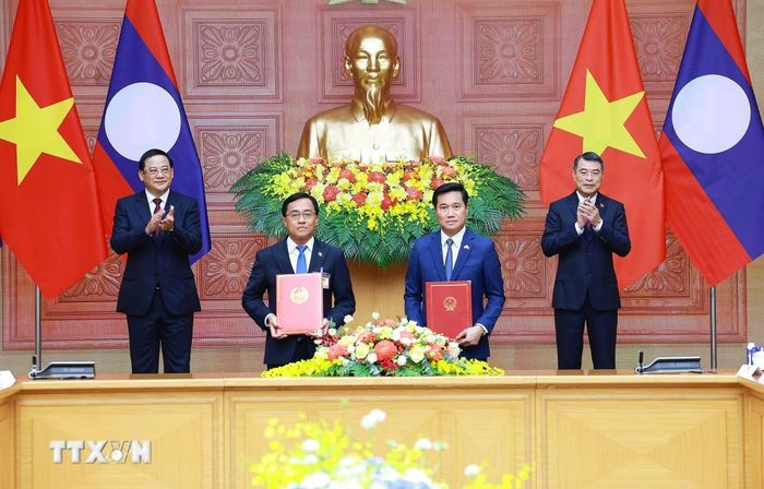 Thủ tướng Lê Minh Hưng và Thủ tướng Lào Sonexay Siphandone chứng kiến trao Bản ghi nhớ giữa Chính phủ Việt Nam và Chính phủ Lào về chiến lược hợp tác trong lĩnh vực giao thông vận tải giai đoạn 2026-2035. (Ảnh: Dương Giang/TTXVN)