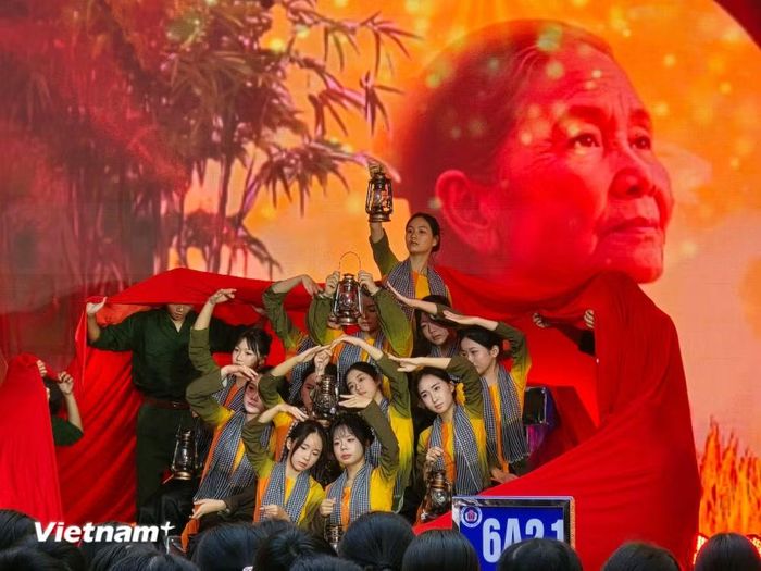 Tập thể học sinh nhà trường nỗ lực truyền tải tinh thần sắt son, kiên trung của những người phụ nữ đã ghi tên mình vào lịch sử. (Ảnh: Minh Anh/Vietnam+)
