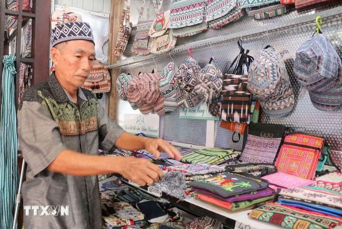 Ông Mohamad (ấp Phũm Soài, xã Châu Phong, tỉnh An Giang) - một người Chăm miệt mài giữ lửa nghề dệt thổ cẩm truyền thống. (Ảnh: Công Mạo/TTXVN)