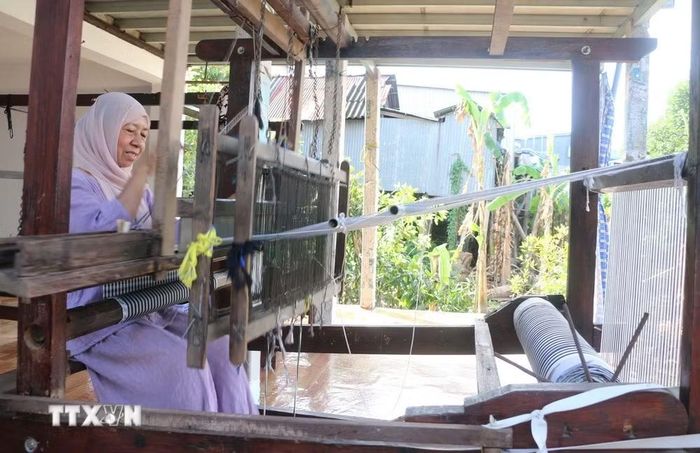 Những người phụ nữ Chăm với bàn tay khéo léo đã lưu giữ văn hóa truyền thống của dân tộc qua những sản phẩm dệt thổ cẩm thủ công. (Ảnh: Công Mạo/TTXVN)