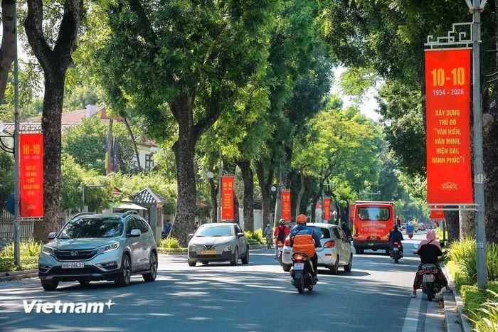 Cờ đỏ sao vàng cùng cờ Đảng tung bay phấp phới dọc các tuyến đường Điện Biên Phủ, Hoàng Diệu, Hùng Vương, Phan Đình Phùng, tạo nên những dải dải màu rực rỡ dưới hàng cây cổ thụ. (Ảnh: Hoài Nam/Vietnam+)