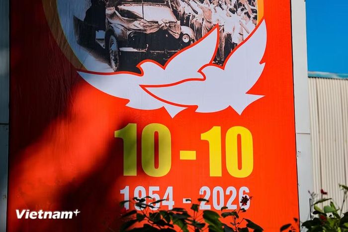 Dạo quanh khu vực không gian đi bộ hồ Hoàn Kiếm, đường Đinh Tiên Hoàng, Tràng Tiền hay Lý Thái Tổ, người dân và du khách dễ dàng bắt gặp những cụm pa-nô, băng-rôn khổ lớn mang thông điệp chào mừng ngày hội lớn. (Ảnh: Hoài Nam/Vietnam+)