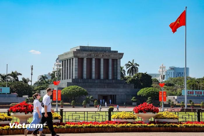 Khu vực Quảng trường Ba Đình khoác lên mình tấm áo mới rực rỡ. (Ảnh: Hoài Nam/Vietnam+)