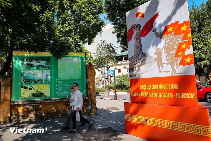 Sắc đỏ rực rỡ của cờ hoa hôm nay không chỉ tôn vinh diện mạo tươi đẹp của phố phường, mà còn là nhịp cầu nối liền quá khứ hào hùng với hiện tại rực rỡ. (Ảnh: Hoài Nam/Vietnam+)