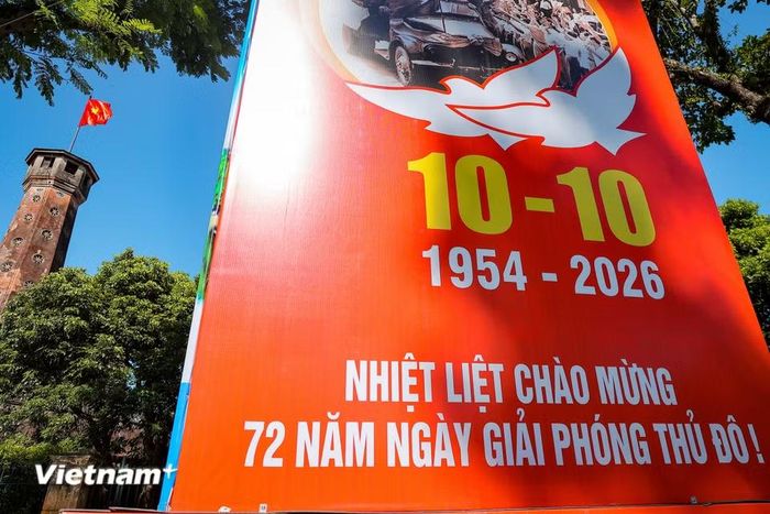 Các tấm pano nổi bật được đặt tại các điểm di tích lịch sử mang tính biểu tượng như Quảng trường Cách mạng Tháng Tám, Cột cờ Hà Nội hay Khu di tích Hoàng thành Thăng Long. (Ảnh: Hoài Nam/Vietnam+)