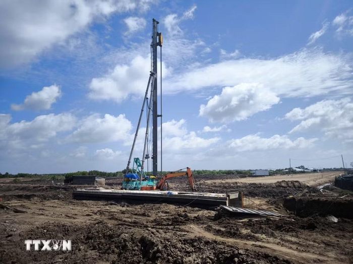 Công nhân thi công đường dẫn lên cầu Ba Lai 8. (Ảnh: Huỳnh Phúc Hậu/TTXVN)