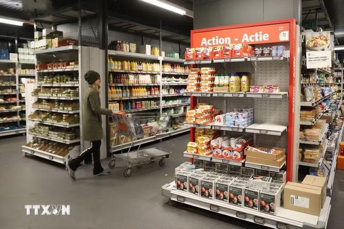 Người tiêu dùng mua sắm tại siêu thị ở Brussels, Bỉ. (Ảnh: THX/TTXVN)