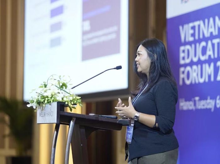 Bà Sylvia Putri chia sẻ báo cáo tại diễn đàn. (Ảnh: Vietnam+)